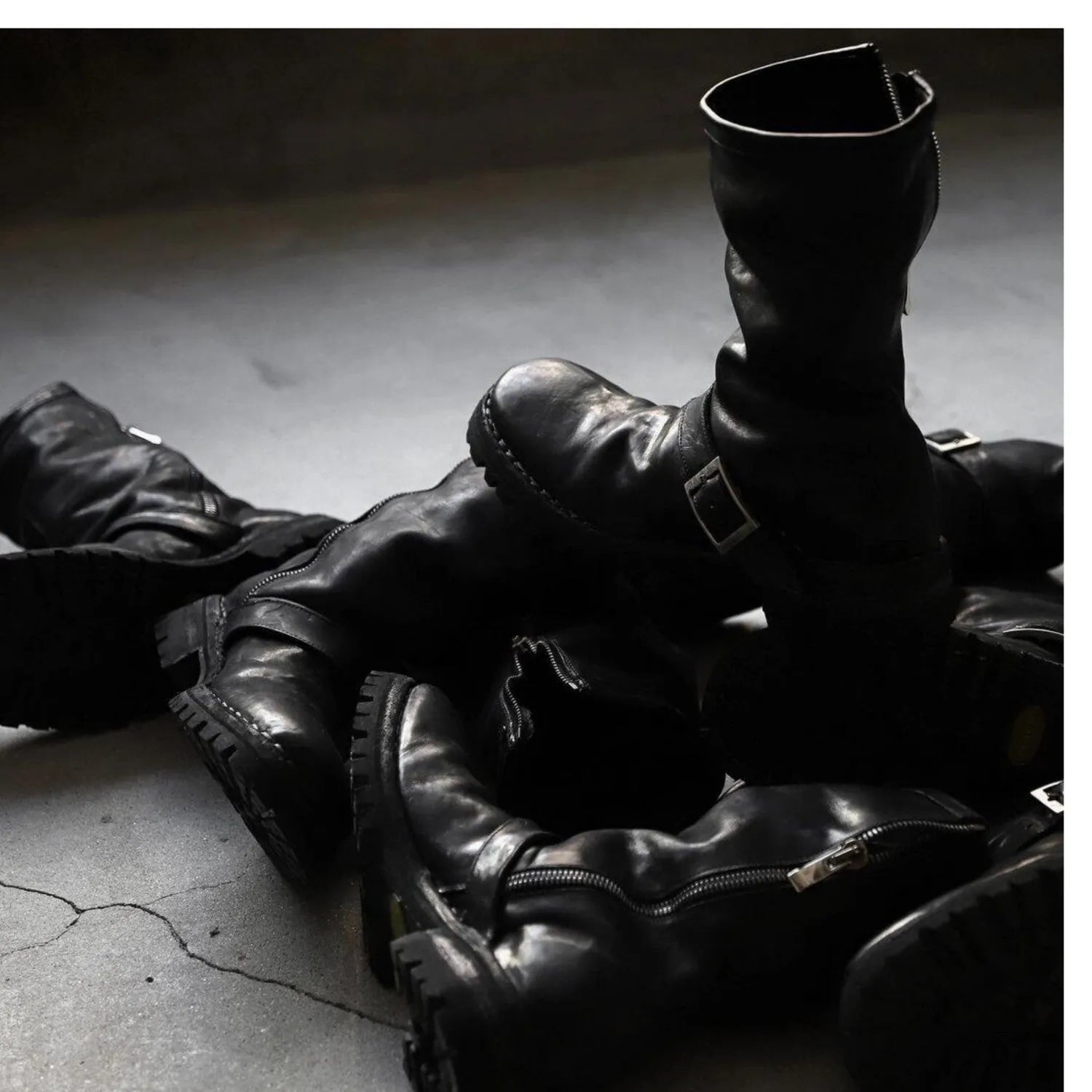 Men's black retro Martin ankle boots with side zipper closure and round toe