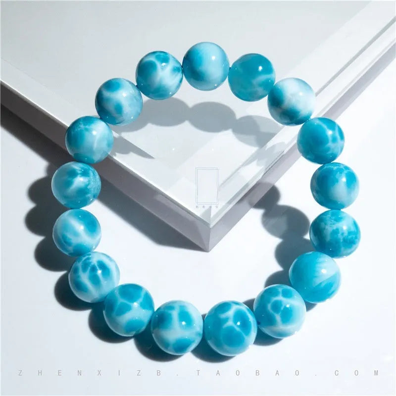 A blue sea-pattern natural crystal and pearl bodhi bracelet in Maillard style, showing bead detail.