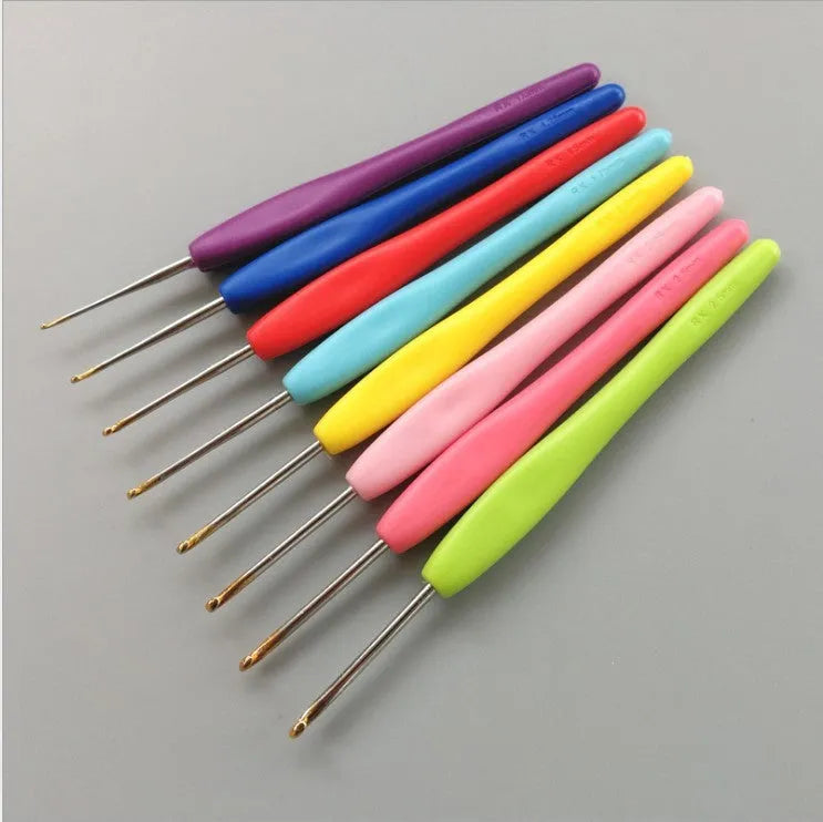 16-piece crochet hook set showing thick and thin handles with storage bag