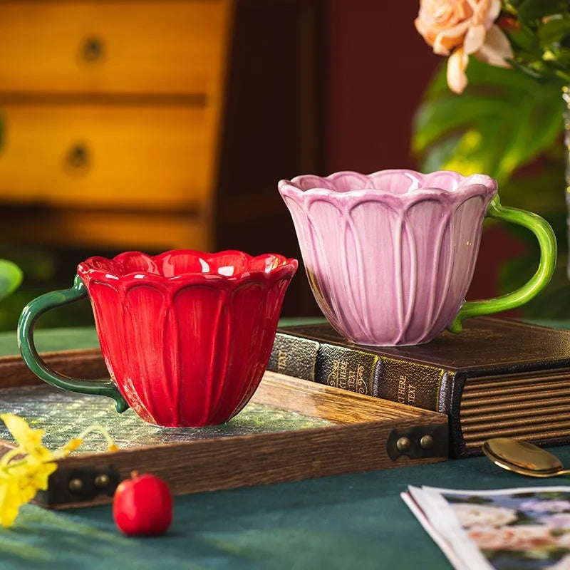 Ceramic breakfast cup with floral pattern in red and purple, 500ml capacity.