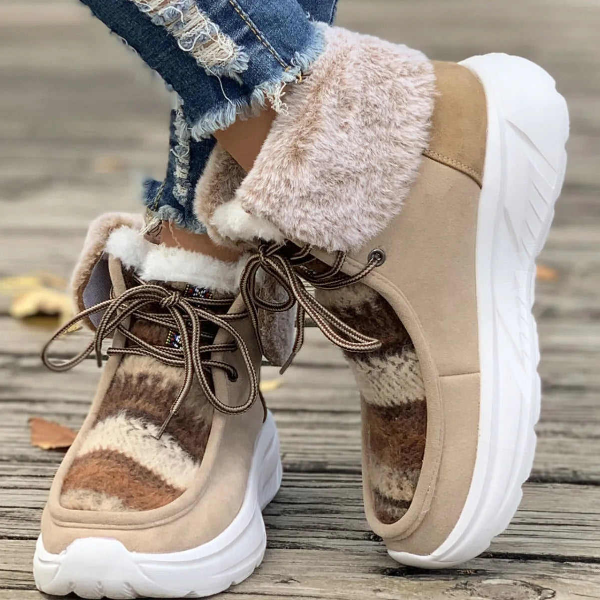 Women's mid-top lace-up snow boots in suede with a thick platform sole and plush lining.