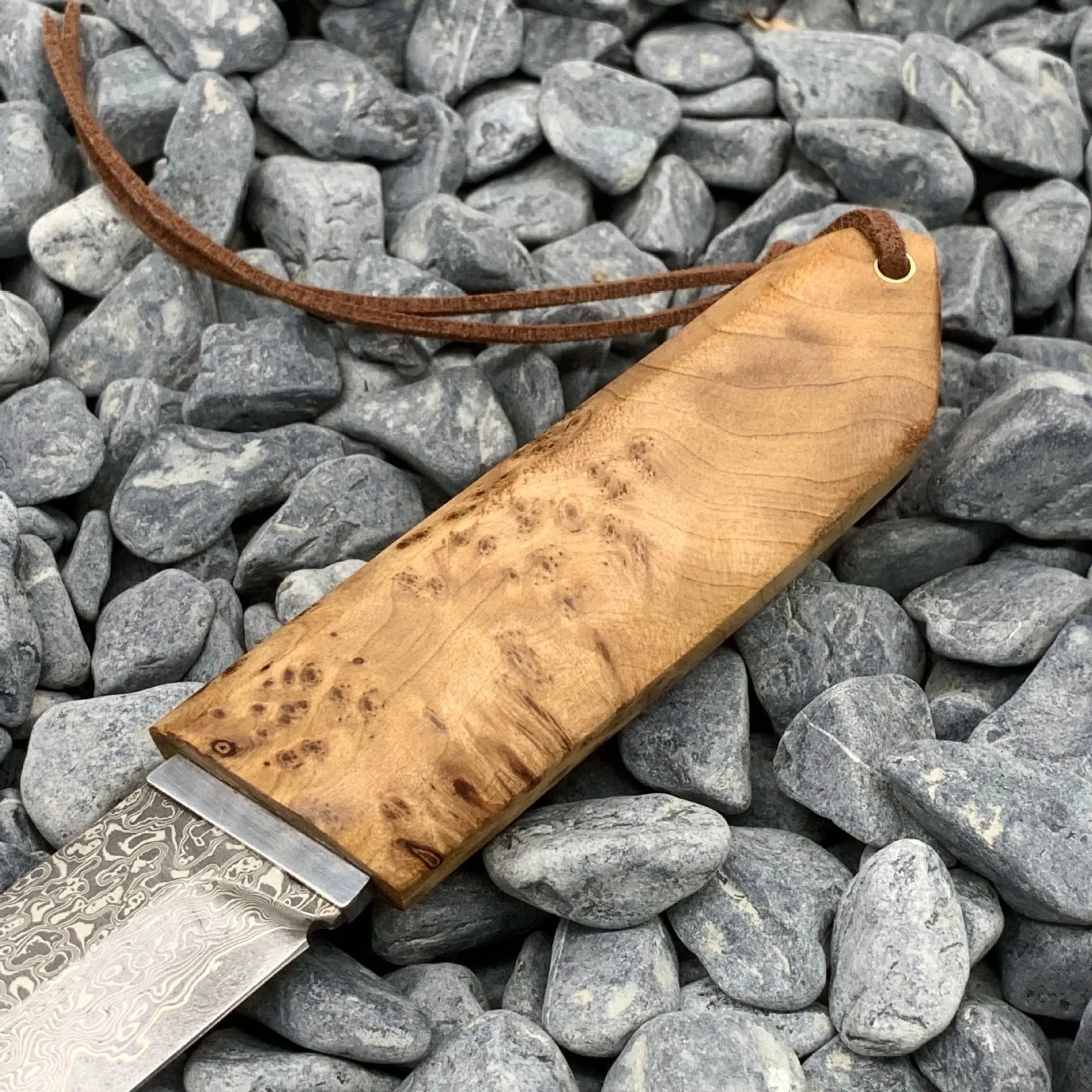 White shadow short knife with damascus VG10 steel blade and Thuja wood handle, 18cm total length