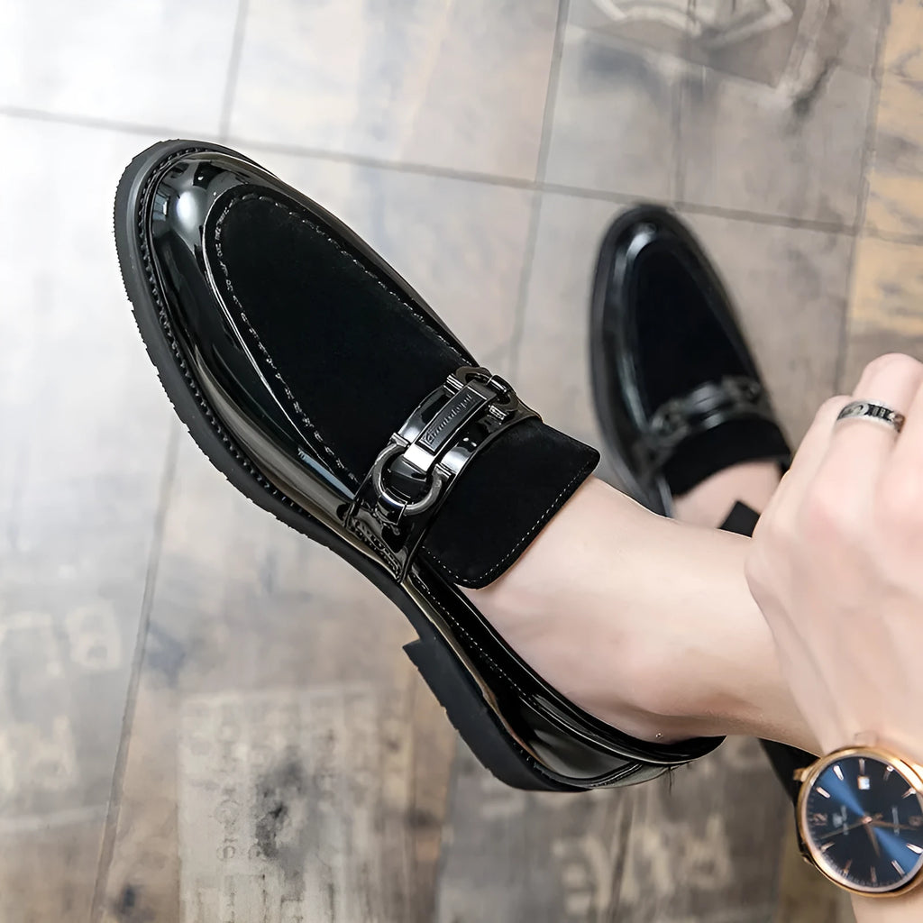 Men's pointed casual leather shoes in solid colour with patent leather finish low wedge heel