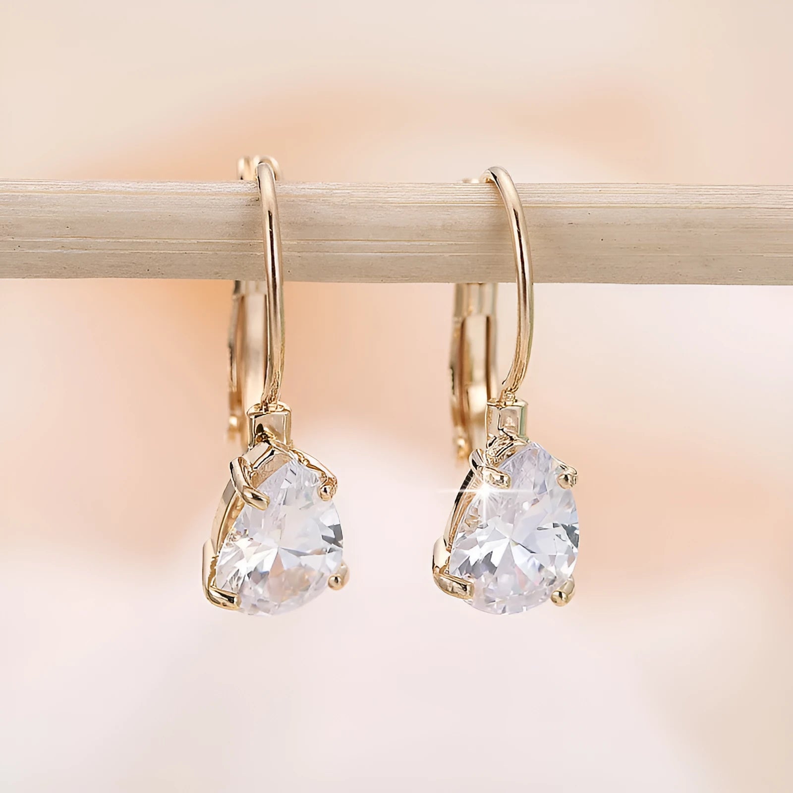 Gold and platinum drop-shaped women's metal earrings with a k-platinum inlaid gem
