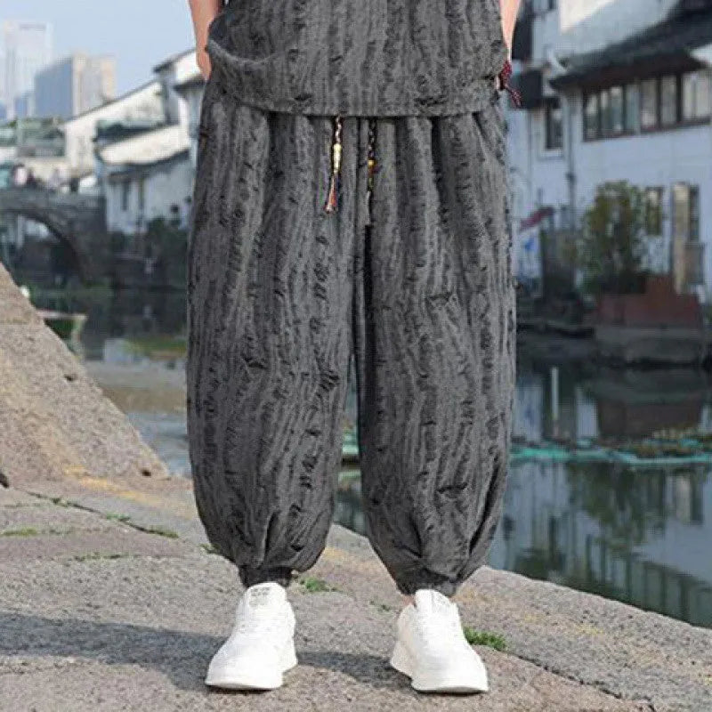 Men's lightweight knitted two-piece suit with short sleeves and cropped trousers in grey.