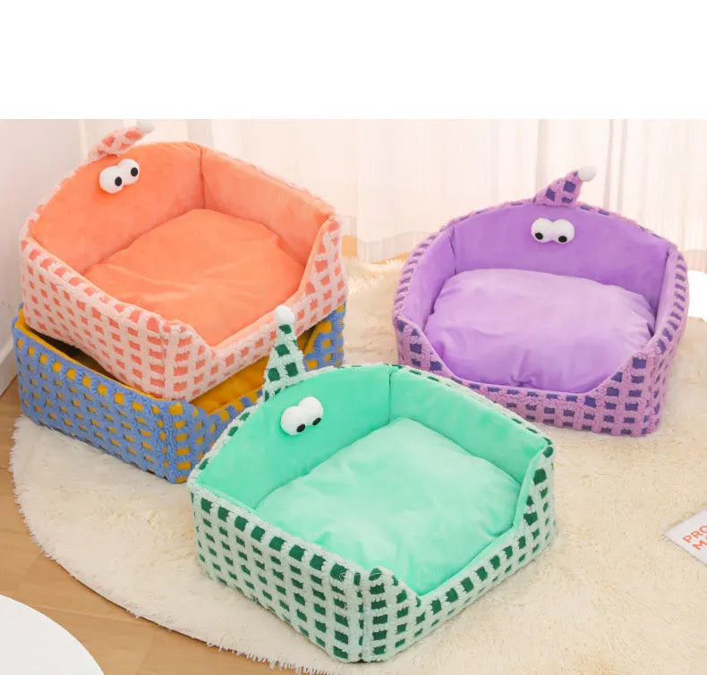 Triangular pet sleeping nest with removable sponge insert in green colour