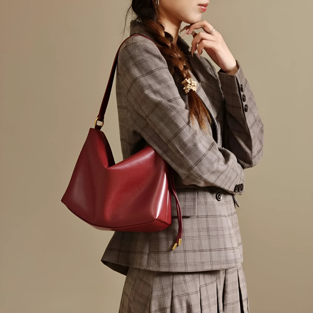 Fashion shoulder underarm messenger bag in PU leather, black colour, size 27x9x18cm