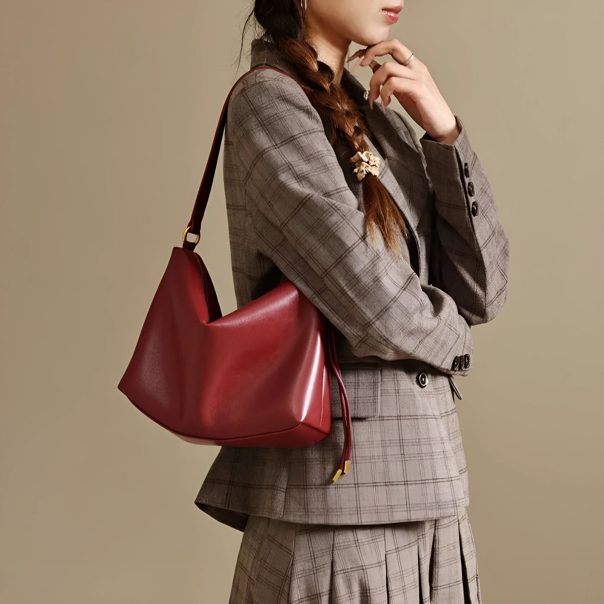 Fashion shoulder underarm messenger bag in PU leather, black colour, size 27x9x18cm