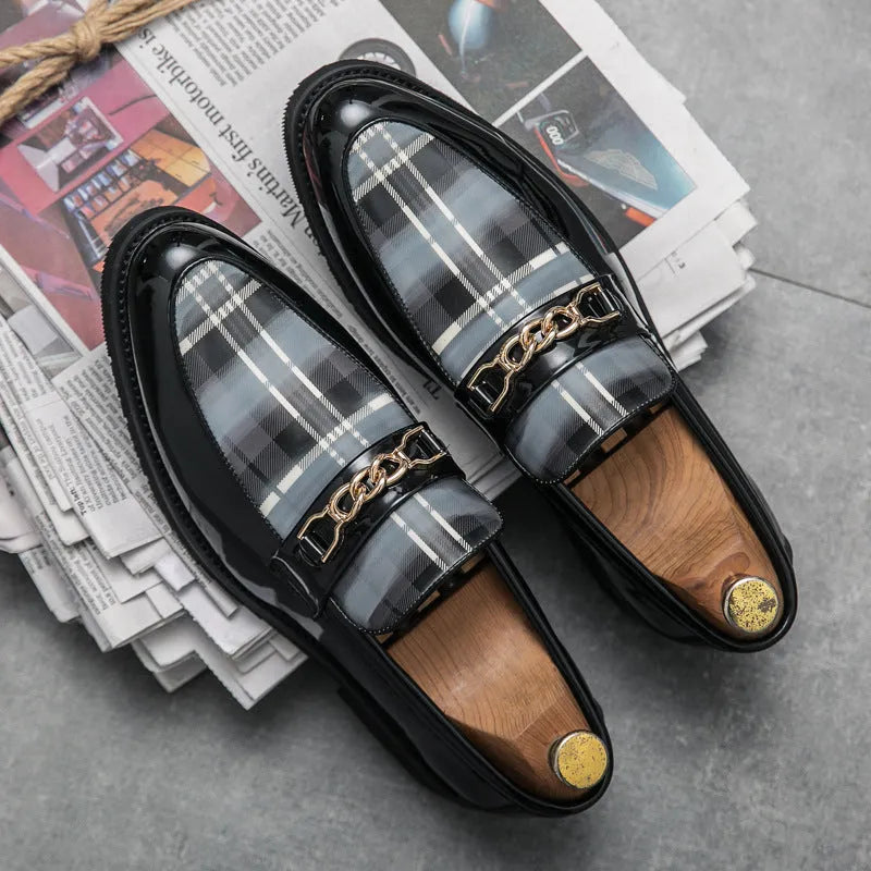 Men's pointed casual leather shoes in solid colour with patent leather finish low wedge heel