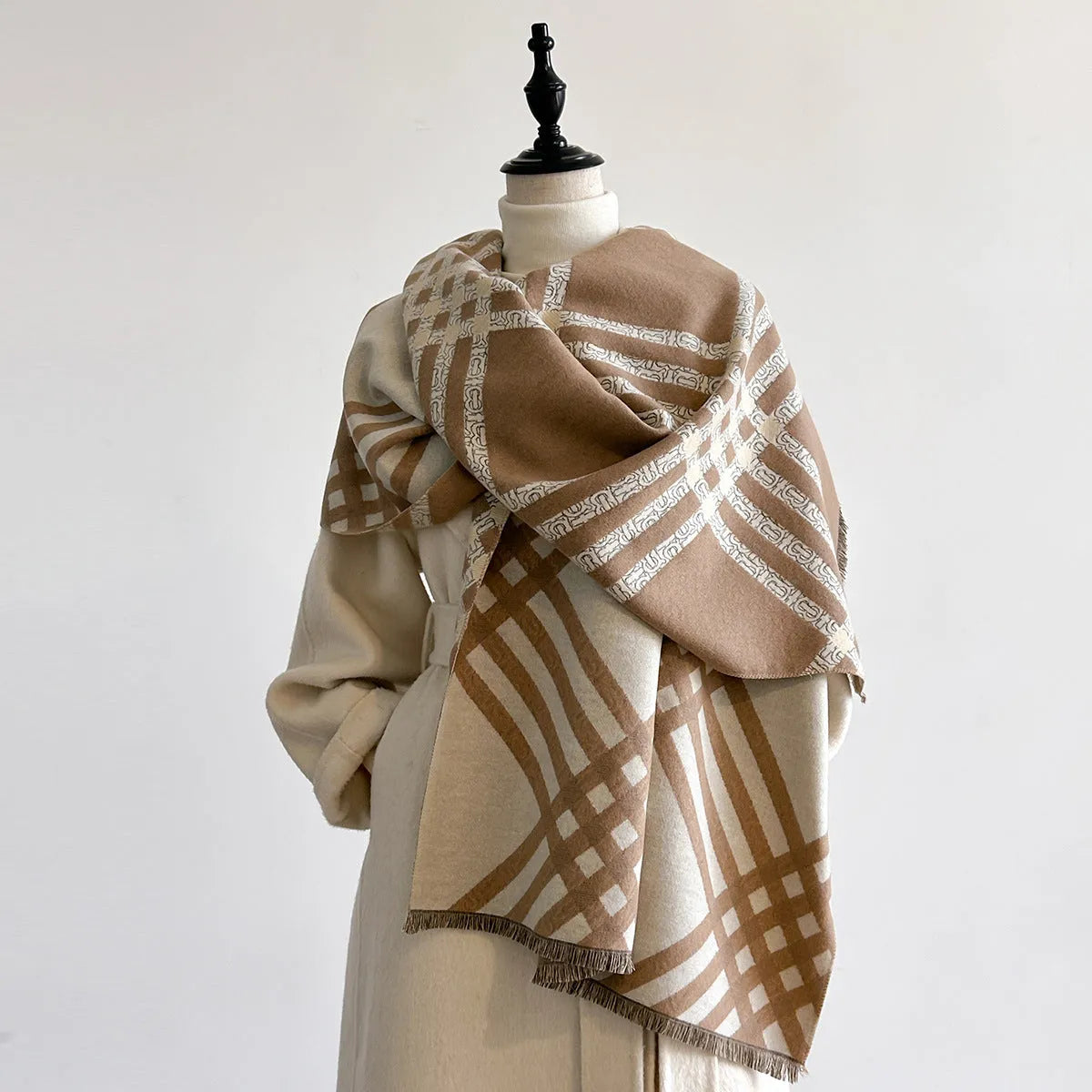 Long brown imitation cashmere scarf with tassels measuring 185 x 65 cm for winter warmth