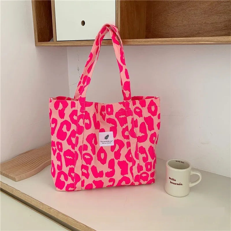 Women's large capacity oxford cloth shoulder bag with a three-dimensional front pocket.