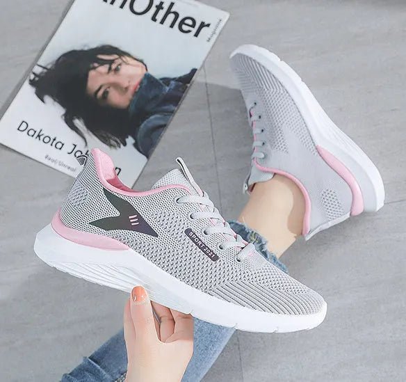Women's flyknit sneakers in beige with low-top flat heel design and front lace-up fastening