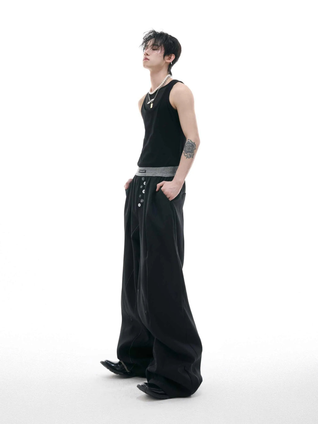 Straight-leg casual trousers with high waist and button-open line detail in black colour