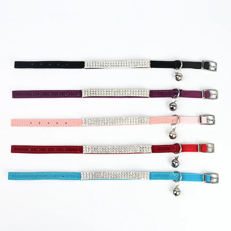 Soft velvet cat collar with rhinestones in five colours, adjustable between 20 and 30 cm.