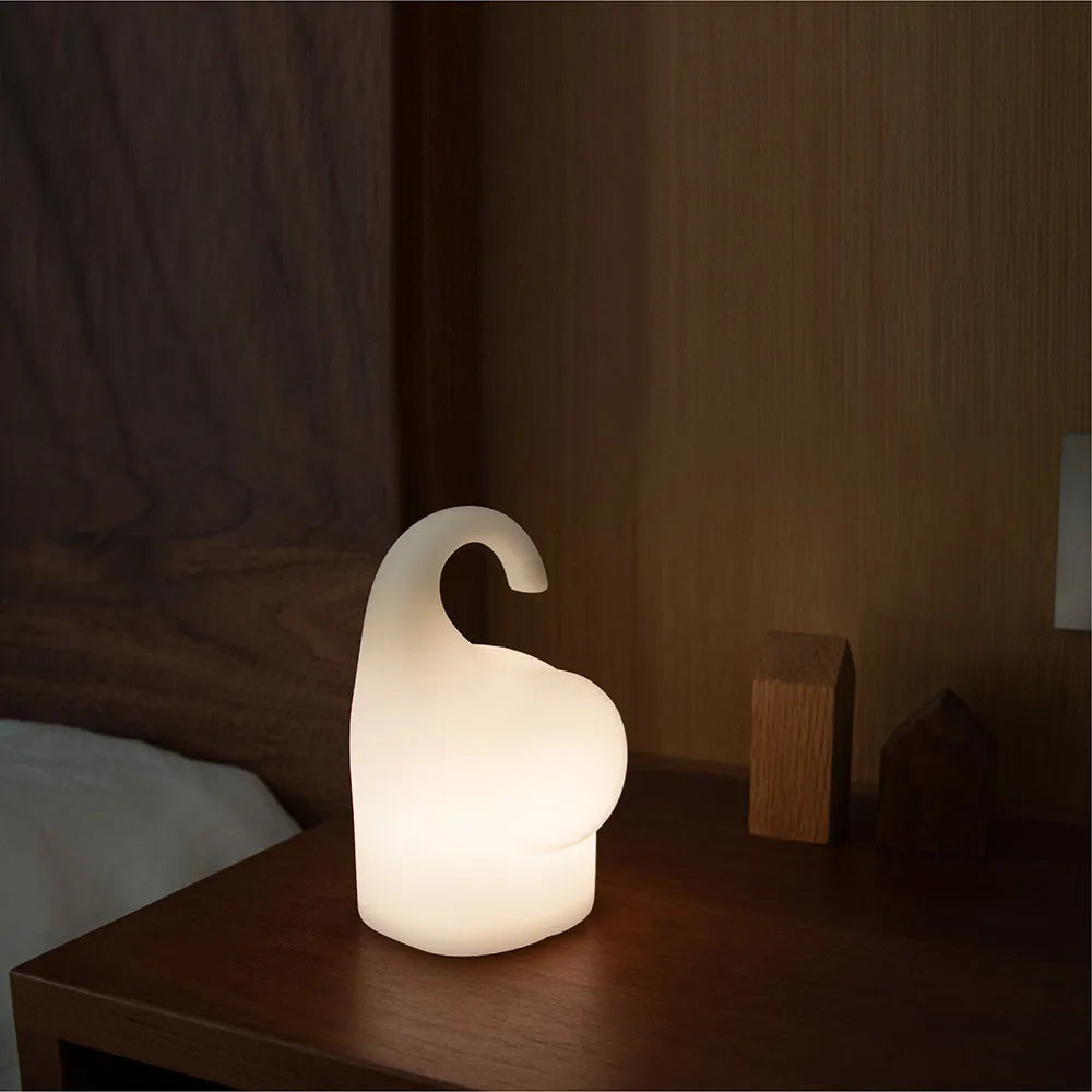 Elephant silicone night light with LED illumination measuring 96x82x151mm
