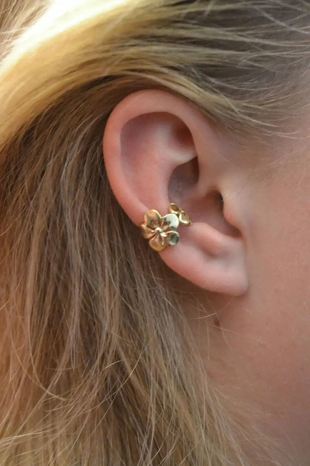 Gold starfish and conch alloy drop hoop earrings for women.