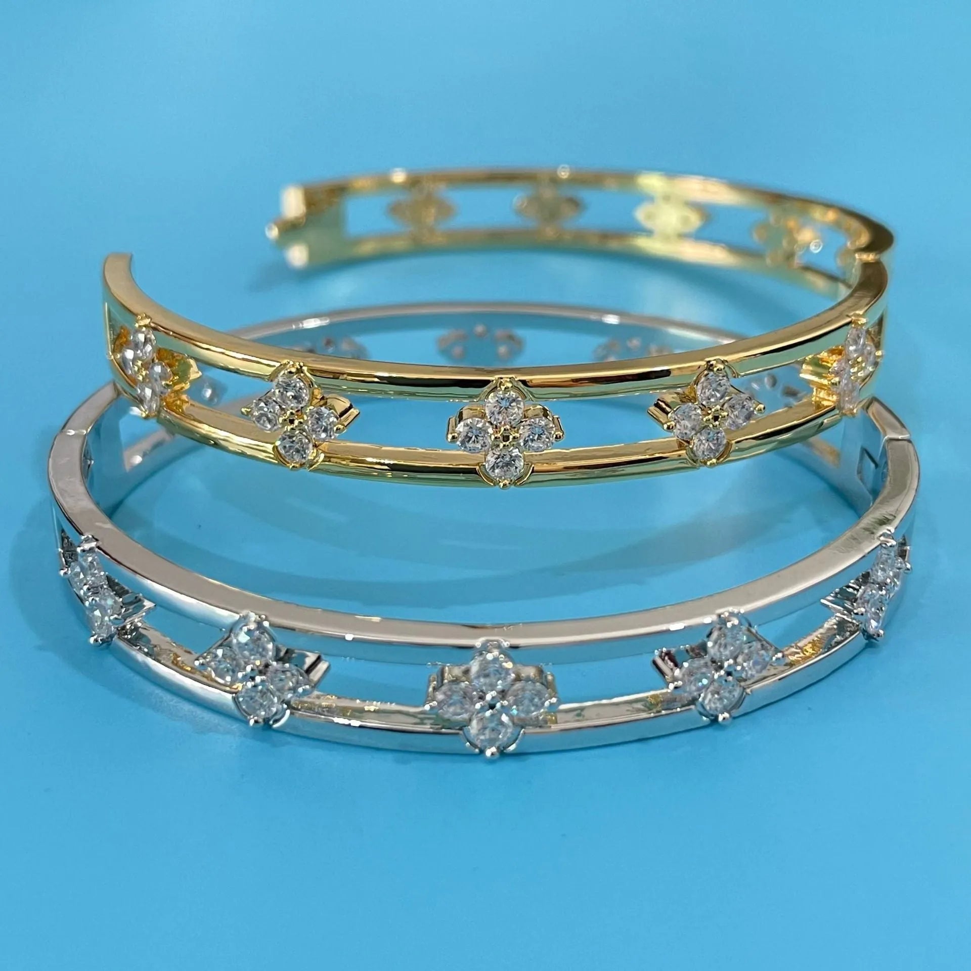 Hollow women's bracelet with four-leaf clover charm and zircon detail in gold or silver finish