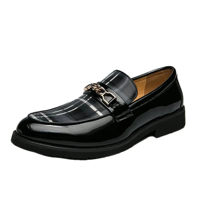 Men's pointed casual leather shoes in solid colour with patent leather finish low wedge heel