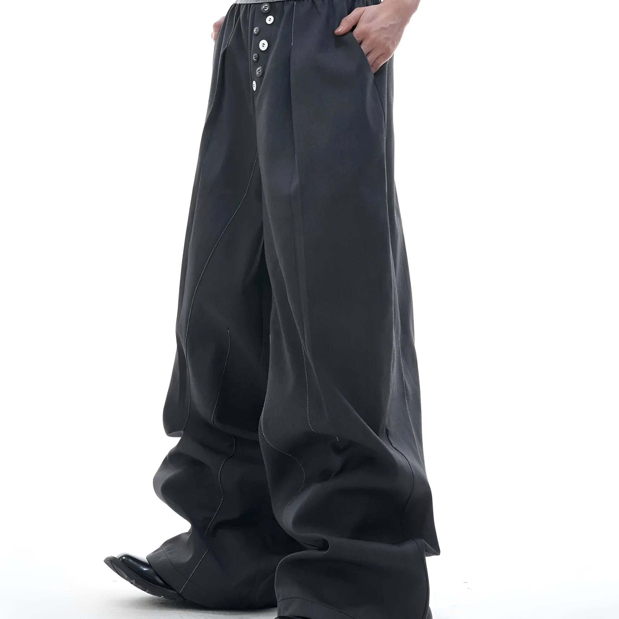 Straight-leg casual trousers with high waist and button-open line detail in black colour