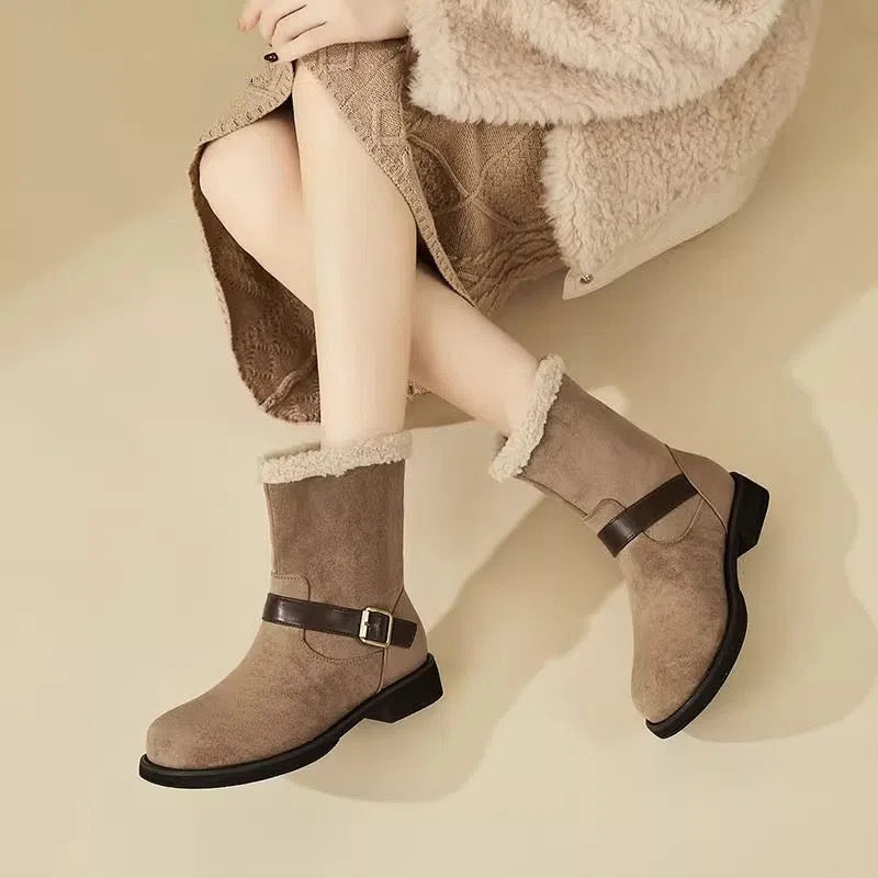 Soft suede ankle boots with chunky heel and square toe in brown and khaki, low-tube design