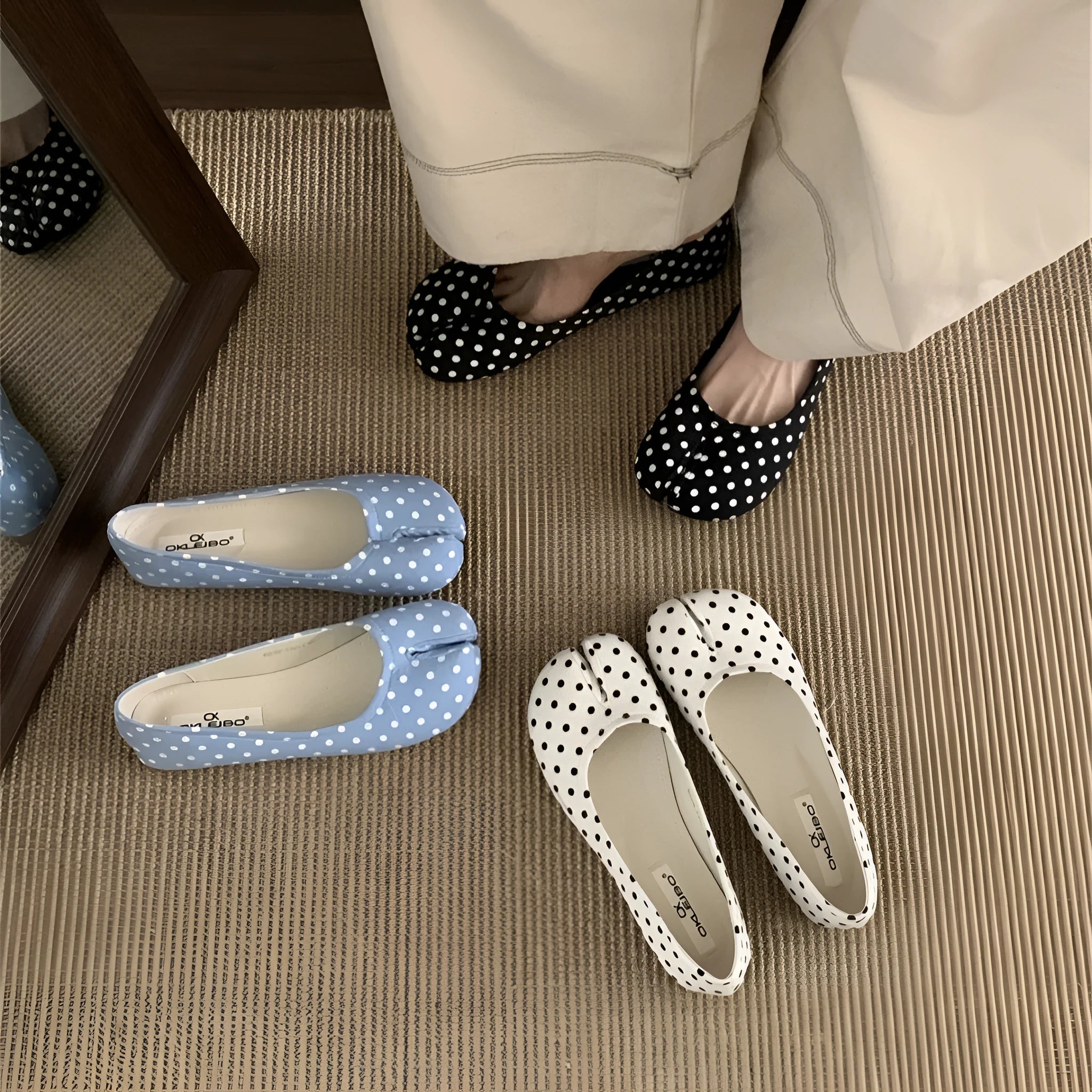 Horseshoe split toe women's flat shoes in black, low top, shallow mouth, soft bottom, microfiber upper