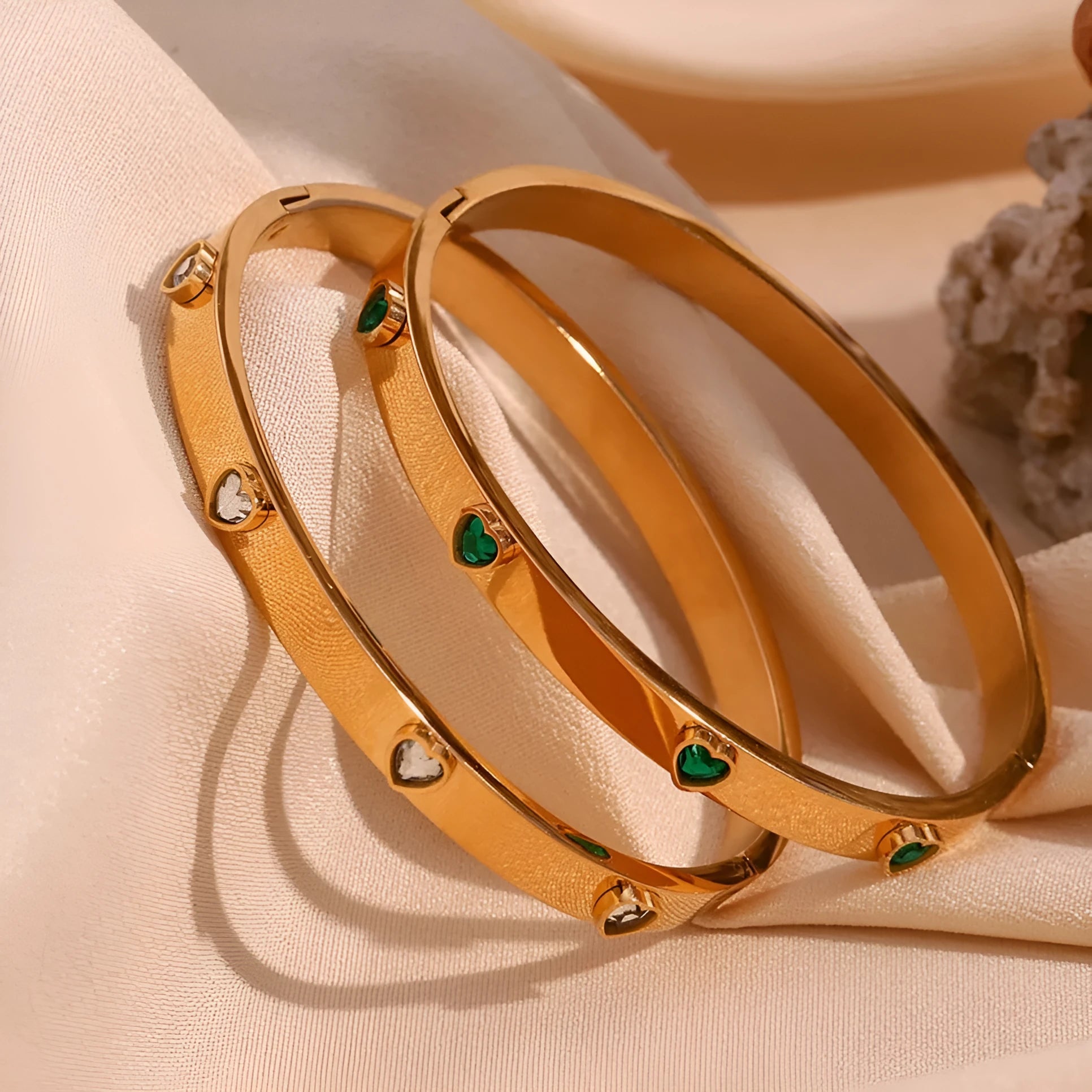 Stainless steel bracelet with micro-inlaid peach heart charm in golden electroplated colour