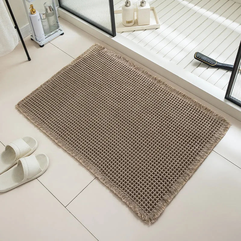 Absorbent non-slip bathroom carpet with checkered pattern in a neutral colour