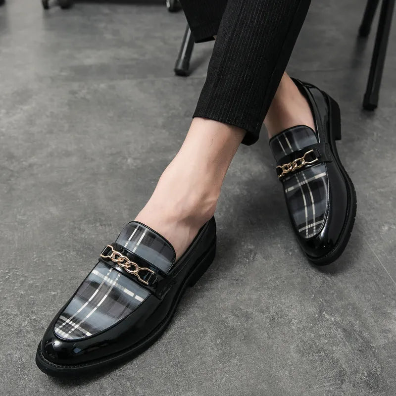 Men's pointed casual leather shoes in solid colour with patent leather finish low wedge heel