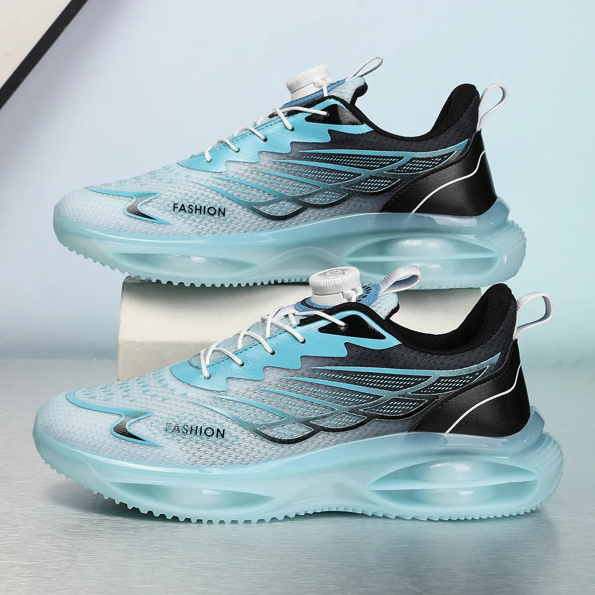 Casual running shoes with breathable mesh upper and rubber sole in three colour options