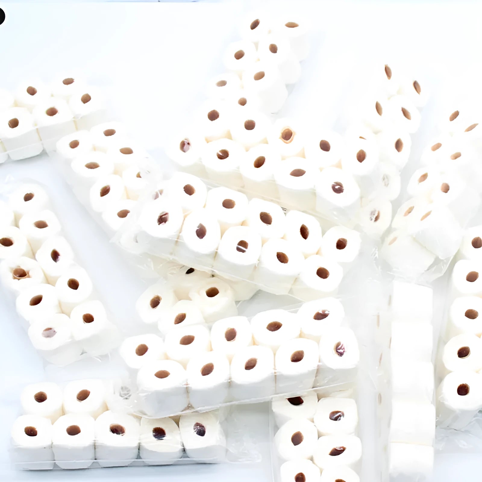 Miniature simulated toilet paper roll toy model for dollhouses, made of paper.