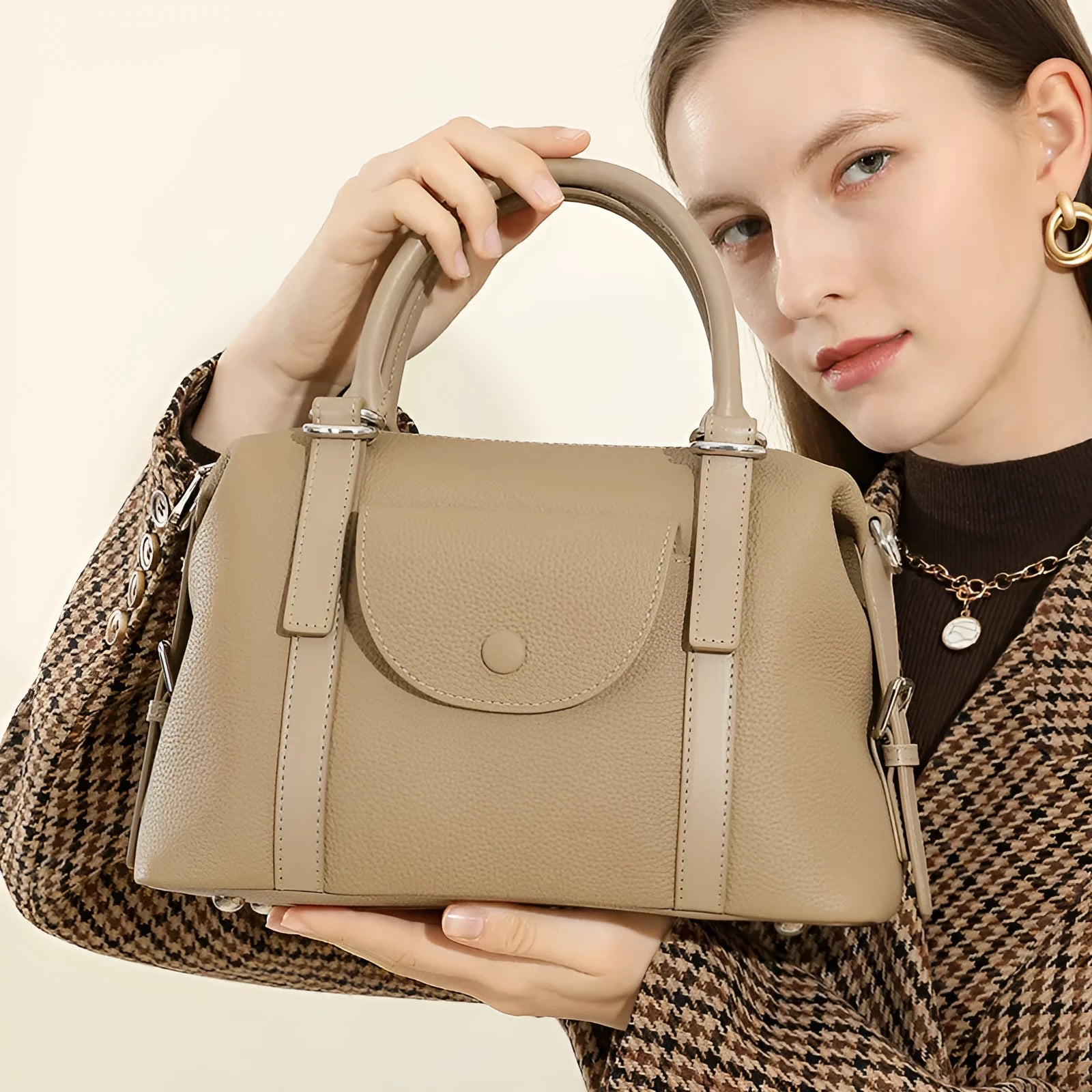 Genuine leather ladies' handbag in three colours with shoulder strap and lock fastener