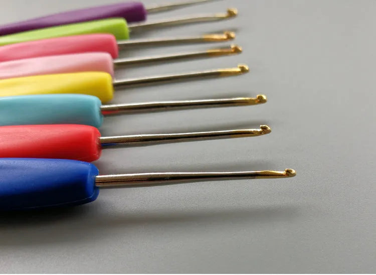 16-piece crochet hook set showing thick and thin handles with storage bag