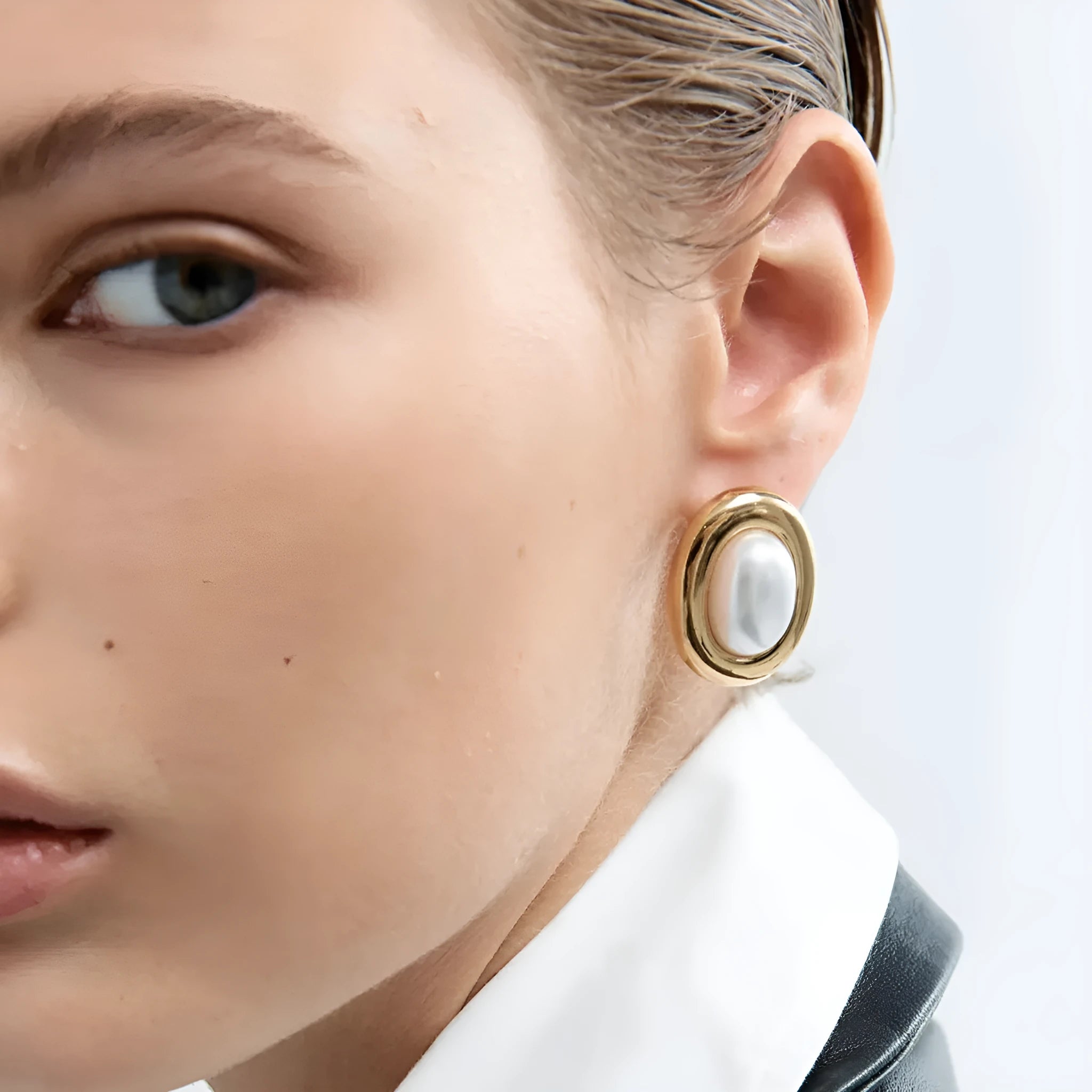 A pair of stainless steel stud earrings with a vintage-style pearl accent in colour JDE0305051.