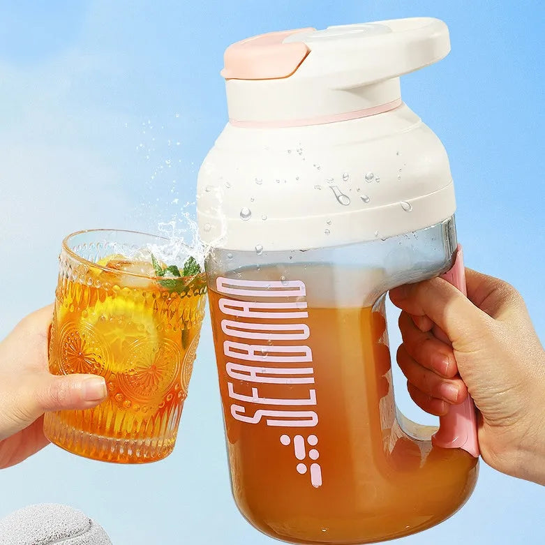 Electric portable juicer cup 1500ml rechargeable with PC food grade liner in pink colour, on white background