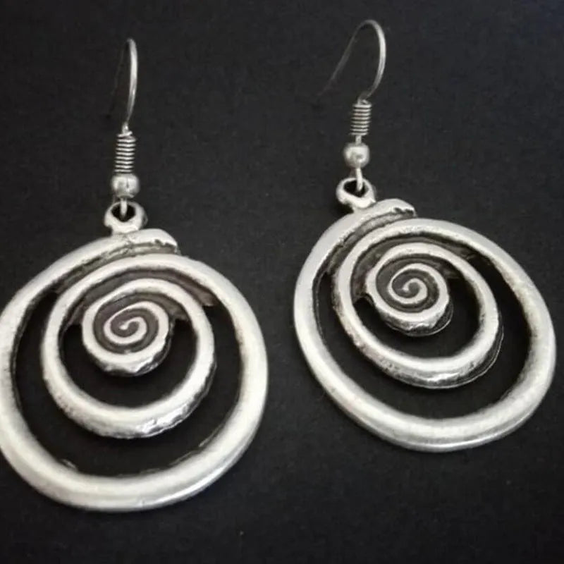 Geometric spiral distressed earrings in silver alloy with retro design measuring 2.6 by 5 cm