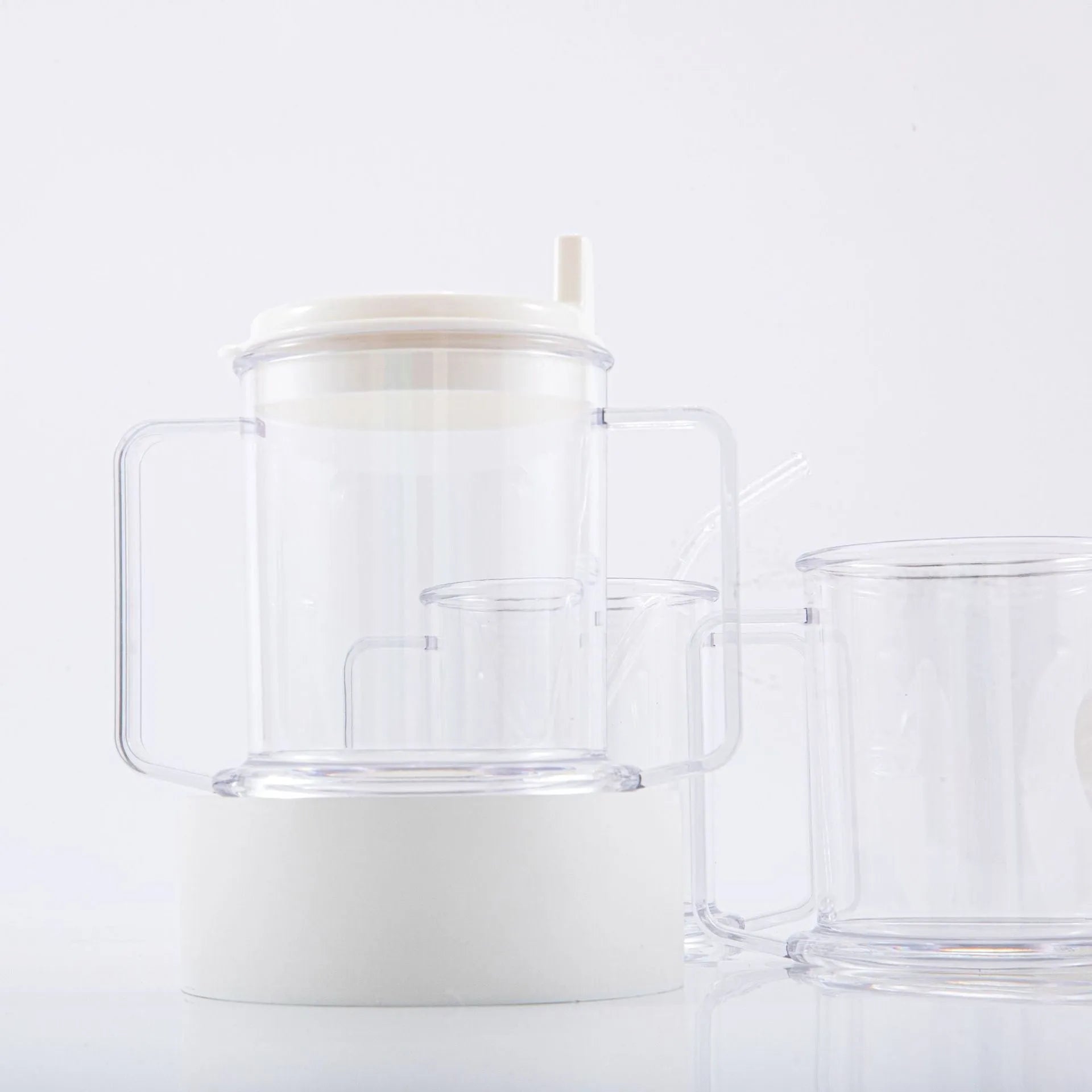 Transparent spill-proof drinking cup with solid colour finish and modern design