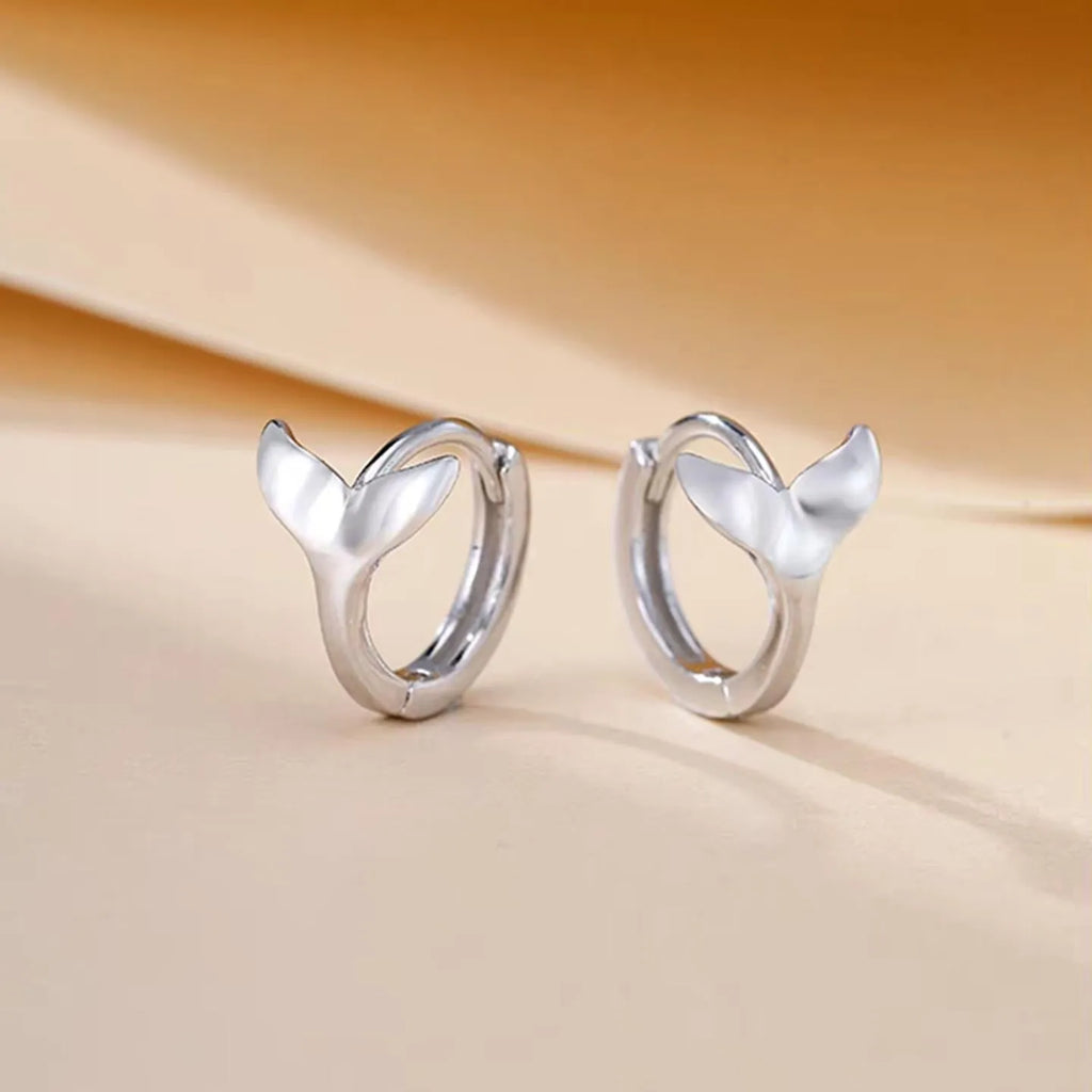 Women's fishtail design earrings in electroplated white gold or yellow gold colours