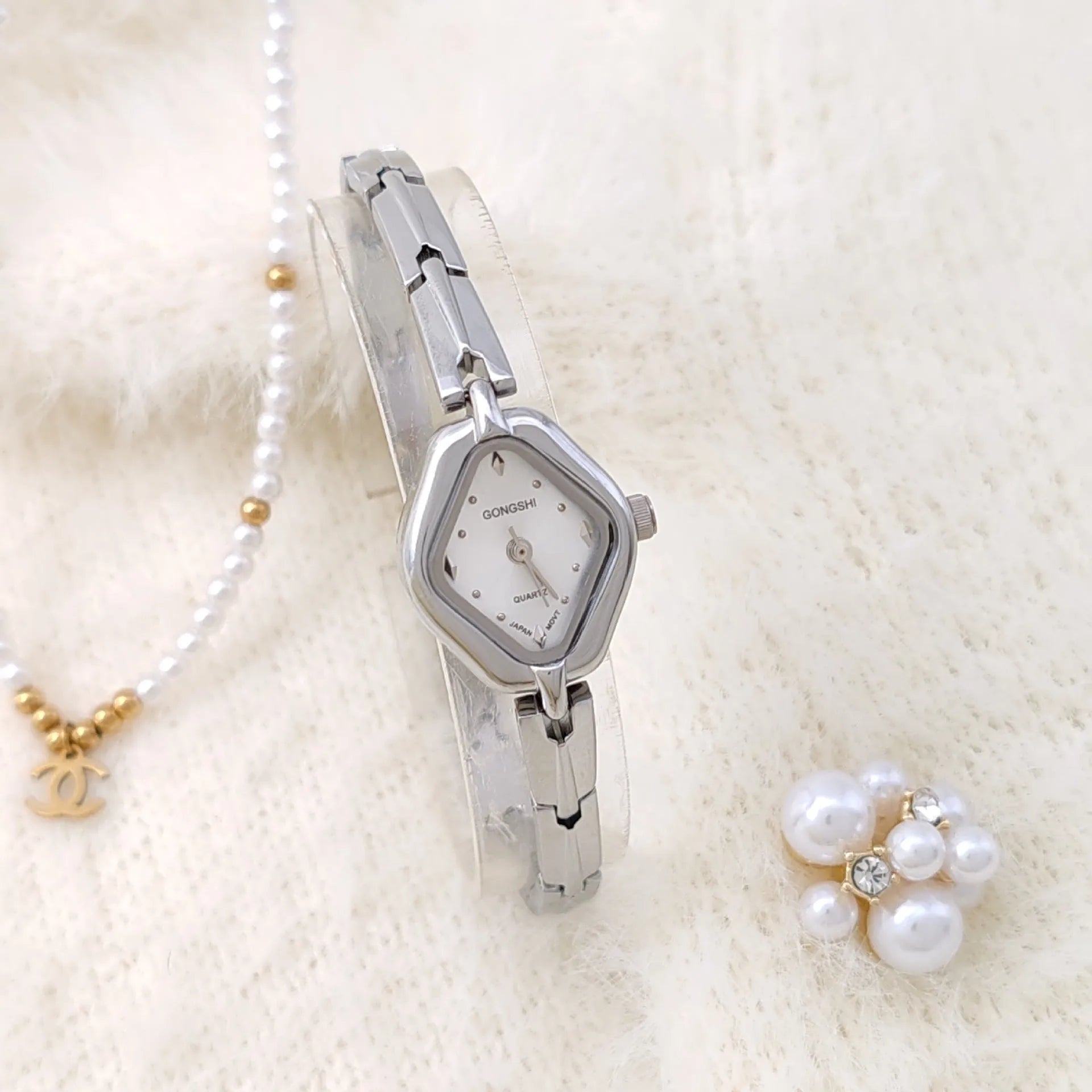 Gold or silver ladies fashion bracelet watch with 18mm mineral glass dial and chain strap