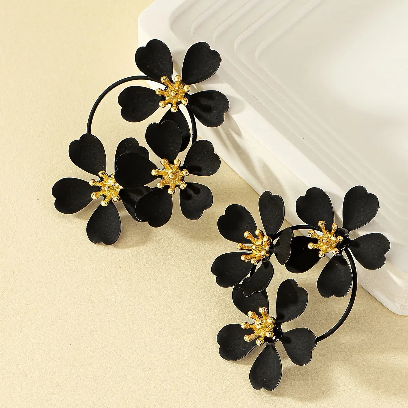 Retro flower-shaped earrings for women in black and white colour options