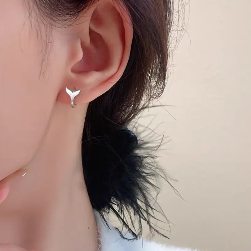 Women's fishtail design earrings in electroplated white gold or yellow gold colours