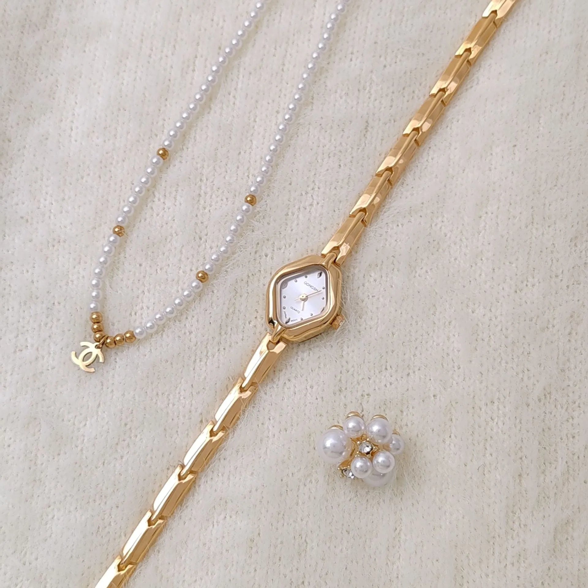 Gold or silver ladies fashion bracelet watch with 18mm mineral glass dial and chain strap