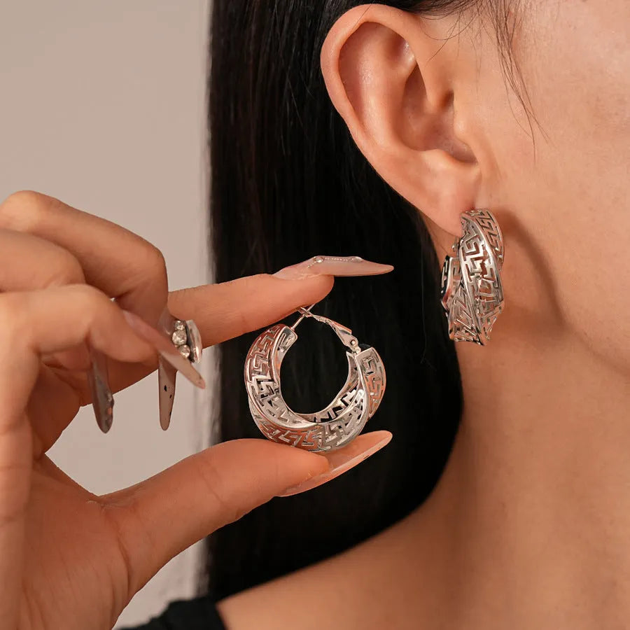 Women's geometric hollow stud earrings with twisted round design in gold or silver