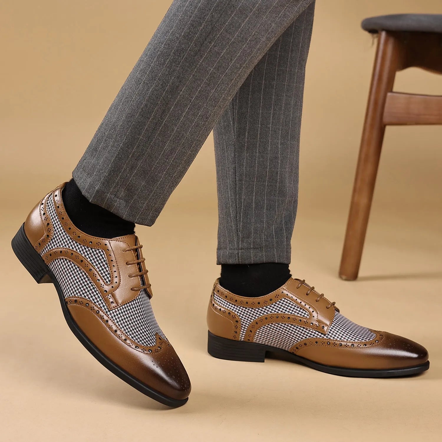 Men's black houndstooth plaid casual shoes with lace-up front and rubber sole.