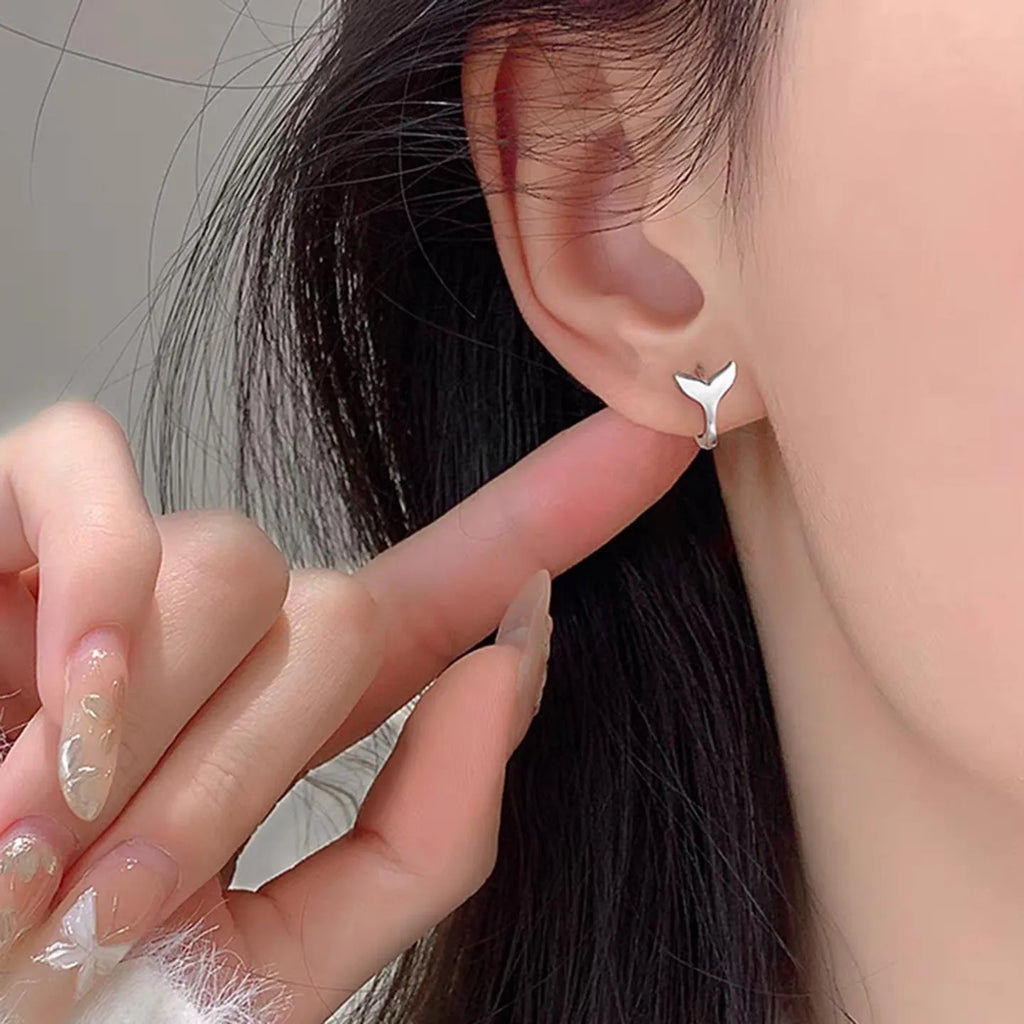Women's fishtail design earrings in electroplated white gold or yellow gold colours
