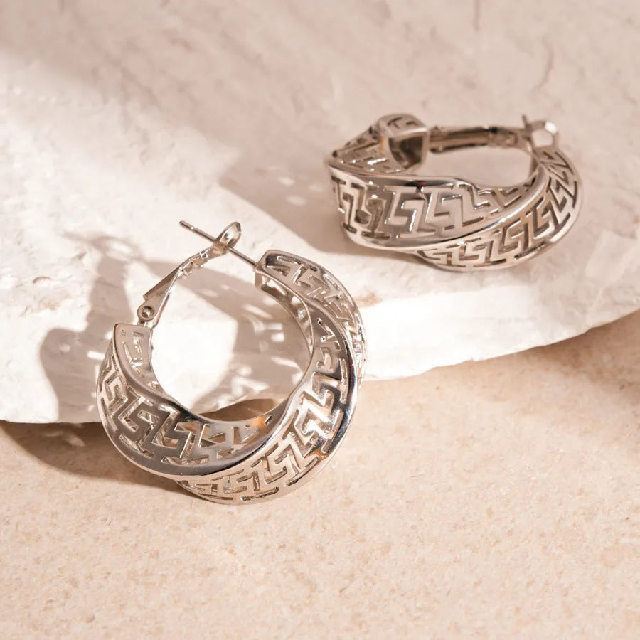 Women's geometric hollow stud earrings with twisted round design in gold or silver