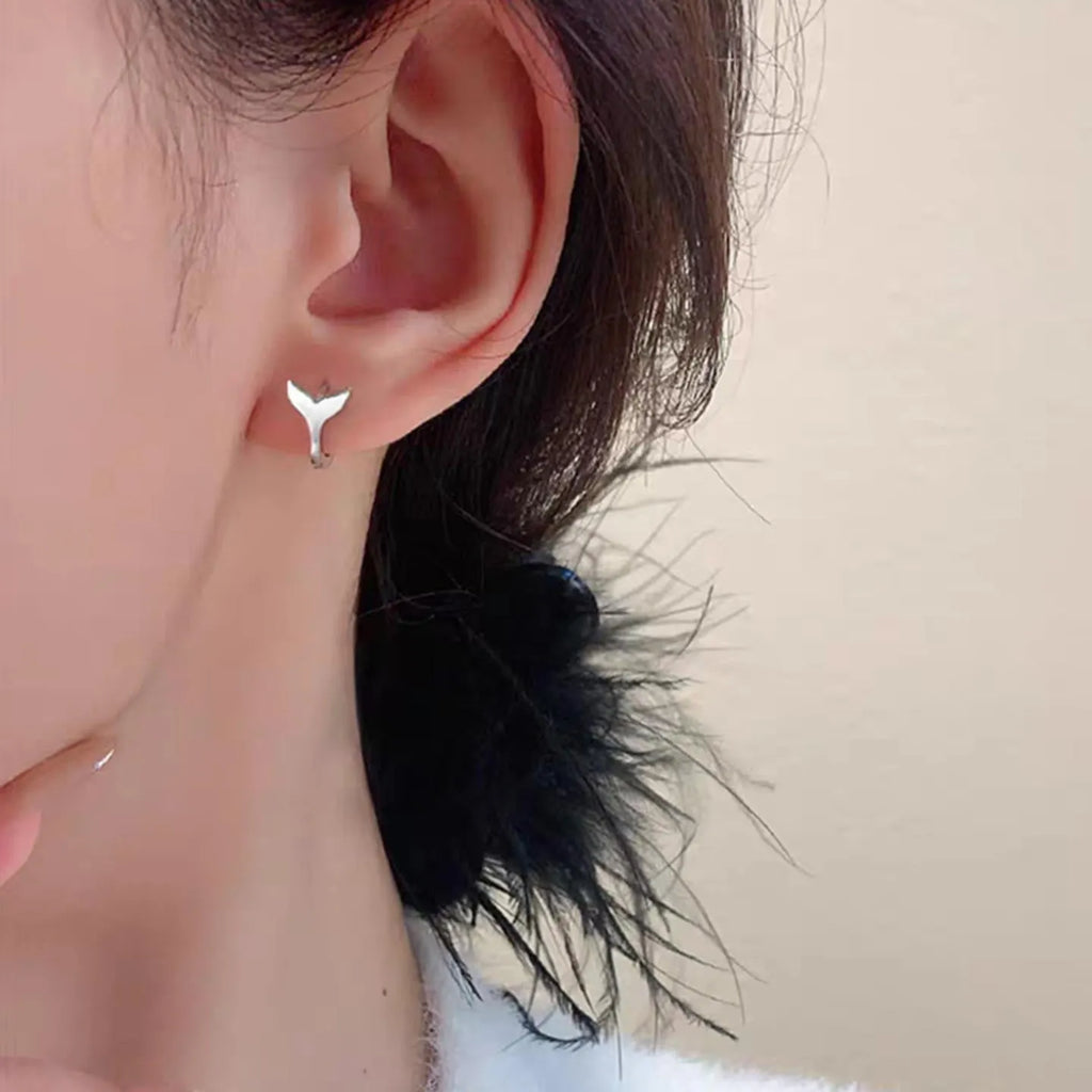 Women's fishtail design earrings in electroplated white gold or yellow gold colours
