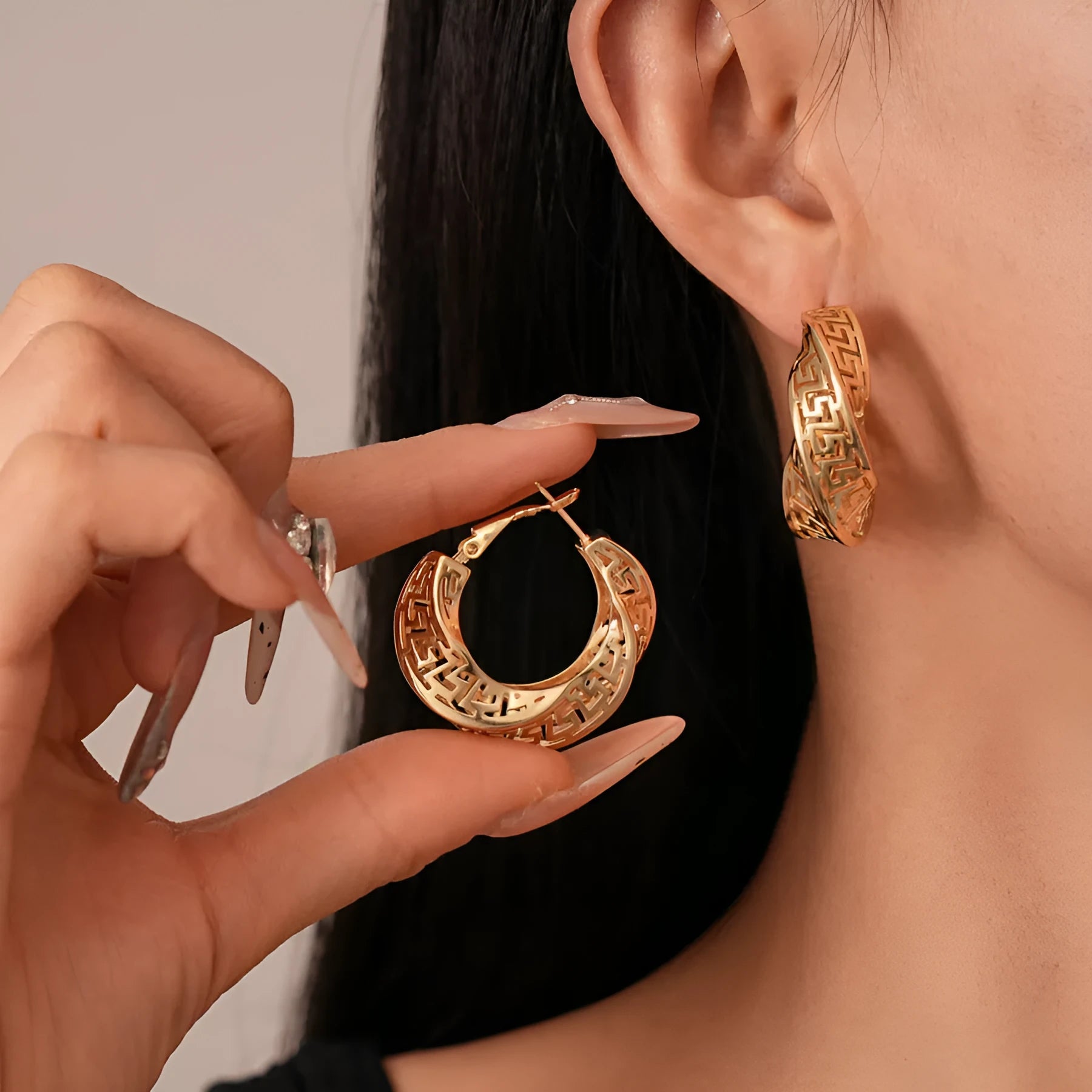 Women's geometric hollow stud earrings with twisted round design in gold or silver