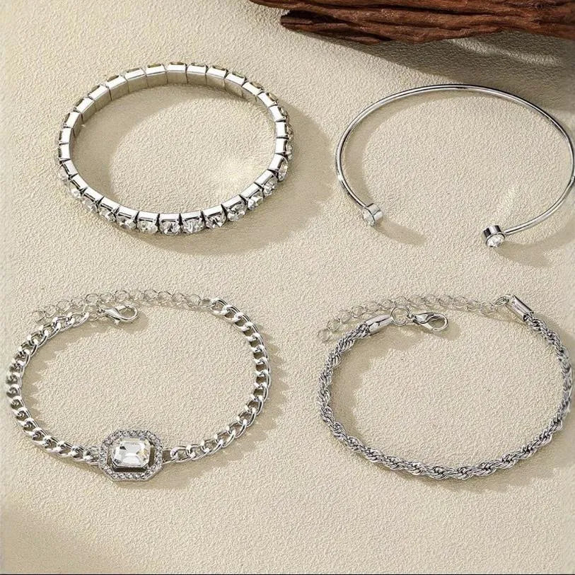 Four geometric bracelets with square diamond motifs on metal chains in gold colour