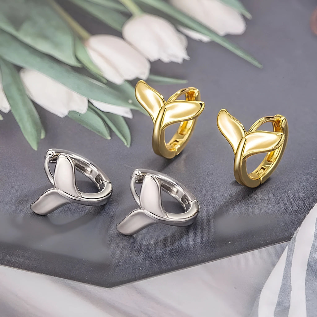 Women's fishtail design earrings in electroplated white gold or yellow gold colours