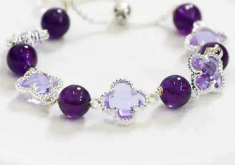 Women's U-shaped artificial amethyst bracelet with pearl and four-leaf clover charm on wrist
